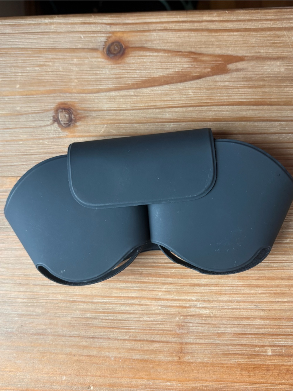 black apple airpod max CASE